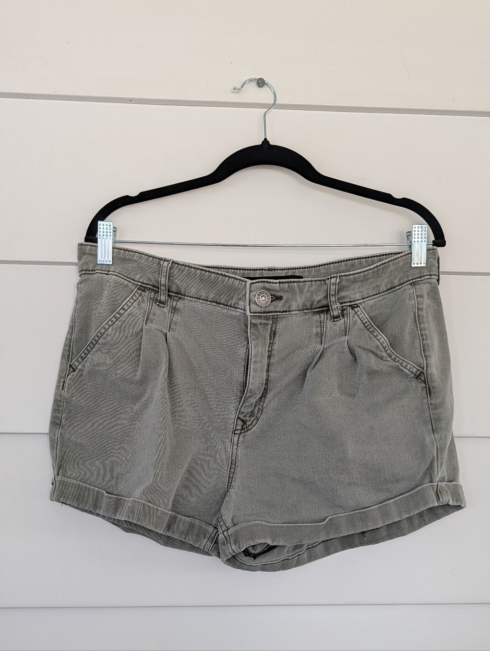 Express Casual Pleated Stretch Shorts, Olive-Gray, Size 10